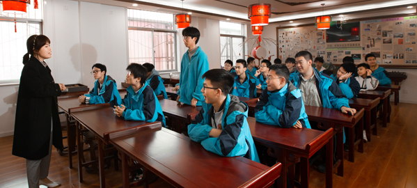 黄陵 分类教学，因材施教，采取“一类一方案、一人一目标”的教学方法