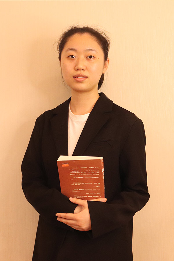 黄陵梁艺 本科学历，优秀班主任