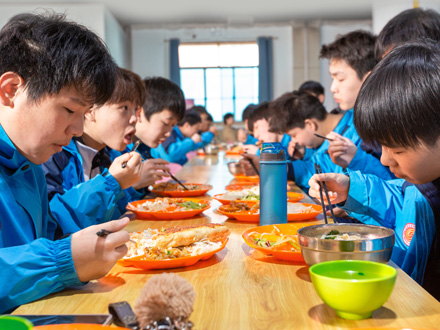 黄陵学生用餐