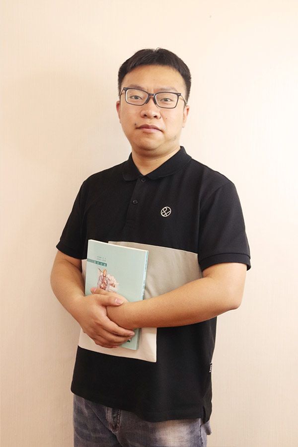 黄陵杨斌 本科学历，毕业于西安航空学院