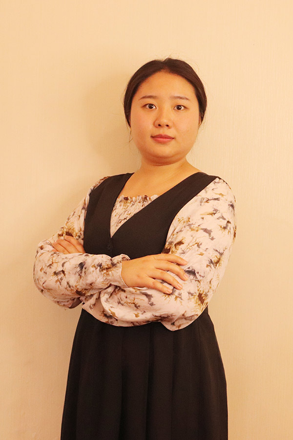 黄陵何爱玲 本科学历，优秀班主任